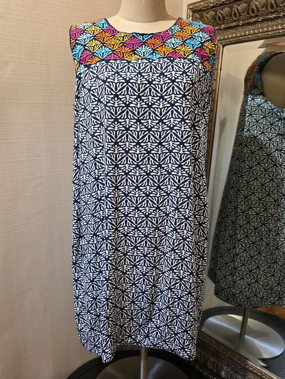 Escapada Sleeveless Navy/White Melody Shift Dress w/ Colorful Embroidery. Sz LG